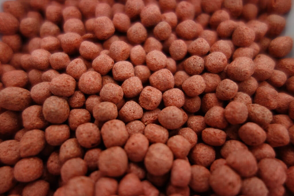 Floating fish feed with red colorant