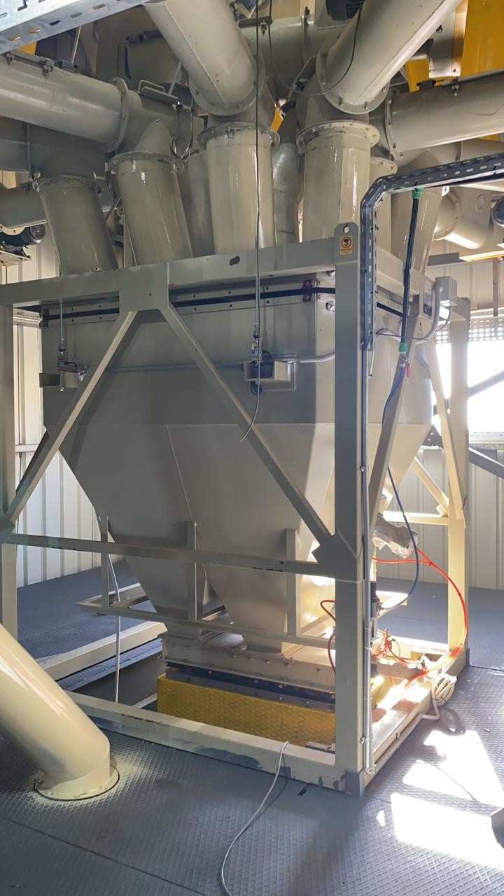 Batch weigher for from material bin