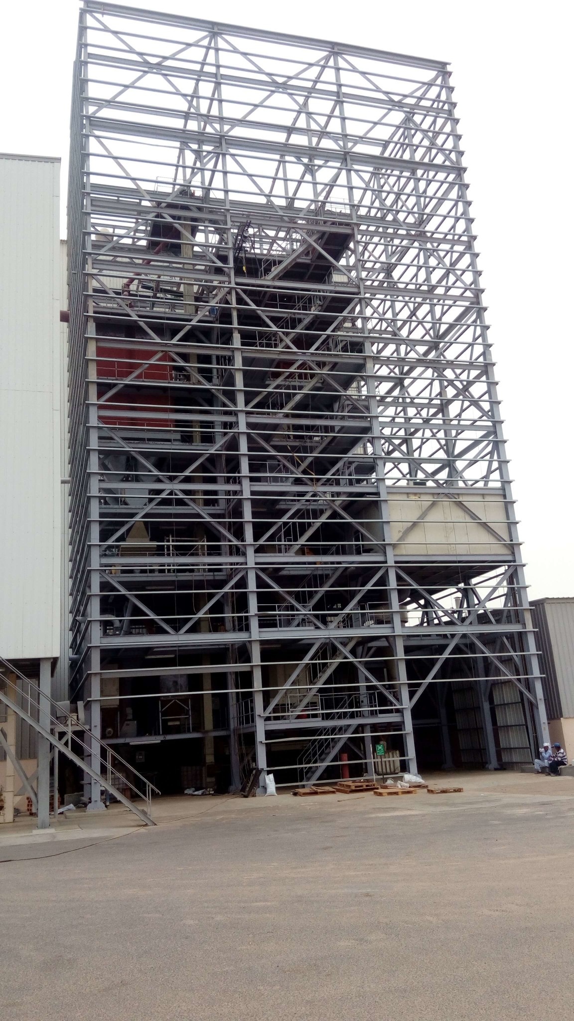 Steel structures of the machine tower during installation